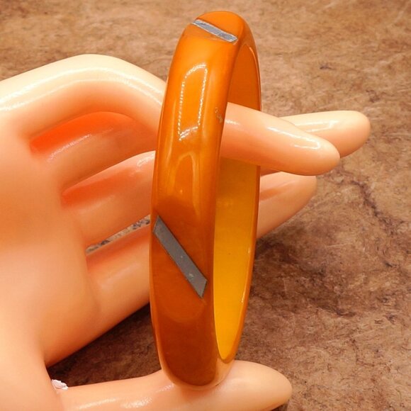 1930-50 Vintage Bakelite Butterscotch Orange Carved Bangle W/ Metal Inlay 8 Inch - Picture 2 of 12